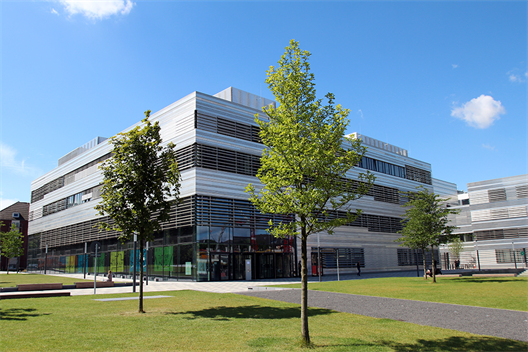 Sicht vom Campus auf das Gebäude 4 des Neubaus des Campus Derendorf der Hochschule Düsseldorf.